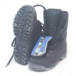 Chaussures hautes de marque Meindl, de couleur noir, fait en cuir métal et caoutchouc, avec technologie GORE-TEX.
