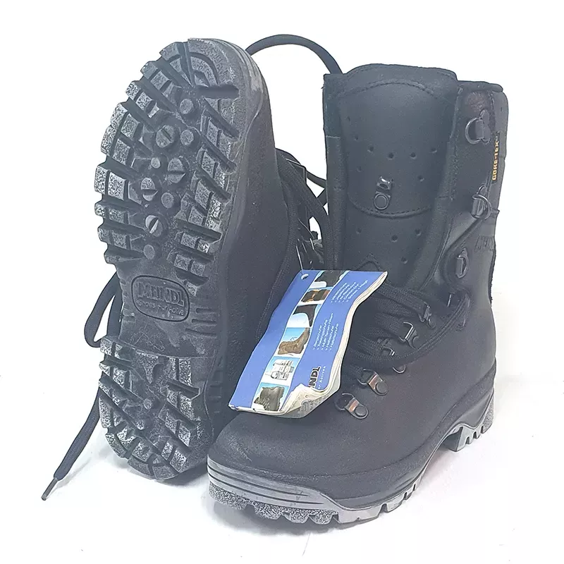 Chaussures hautes de marque Meindl, de couleur noir, fait en cuir métal et caoutchouc, avec technologie GORE-TEX.