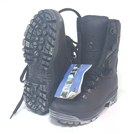 Chaussures hautes de marque Meindl, de couleur noir, fait en cuir métal et caoutchouc, avec technologie GORE-TEX.