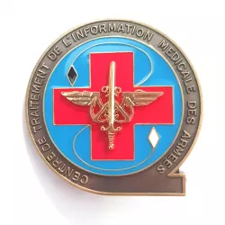 Insigne du Centre de traitement de l'information médicale des armées, illustré d'une croix, une épée, des ailes et encres.