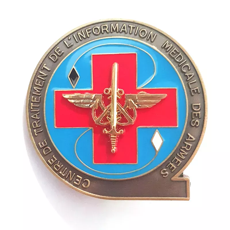 Insigne du Centre de traitement de l'information médicale des armées, illustré d'une croix, une épée, des ailes et encres.