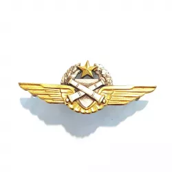 Brevet d'Observation de l'ALAT, formé d'un écu, d'une étoile, de 2 cannons croisés, une couronne de chêne et d'ailes