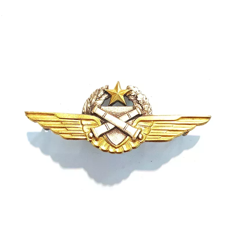 Brevet d'Observation de l'ALAT, formé d'un écu, d'une étoile, de 2 cannons croisés, une couronne de chêne et d'ailes