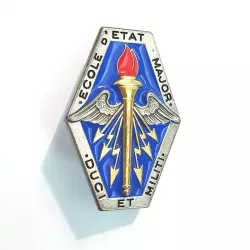 Insigne de École d'État-Major, en forme de losange, illustré par une torche aillée accompagnée de flèches.