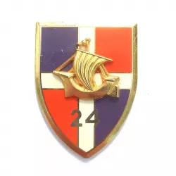 Insigne du 24e Régiment d'Infanterie en forme de blason avec un relief représentant un voilier.