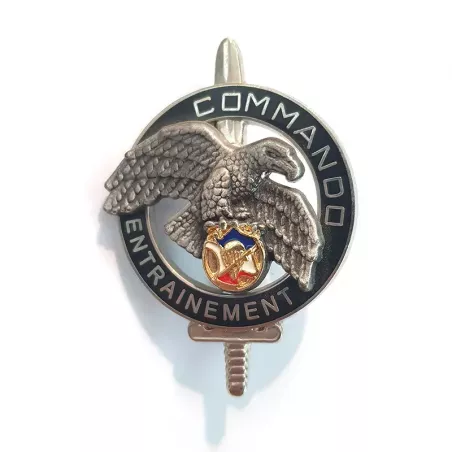 Brevet Commando Entrainement du 1eBPC. Illustré d'un aigle sur une rondache décorée de la France, d'un parachute et d'une épée.