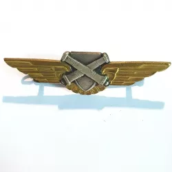 Brevet personnel non navigant de l'ALAT, formé d'un écu, de 2 cannons croisés et d'ailes.