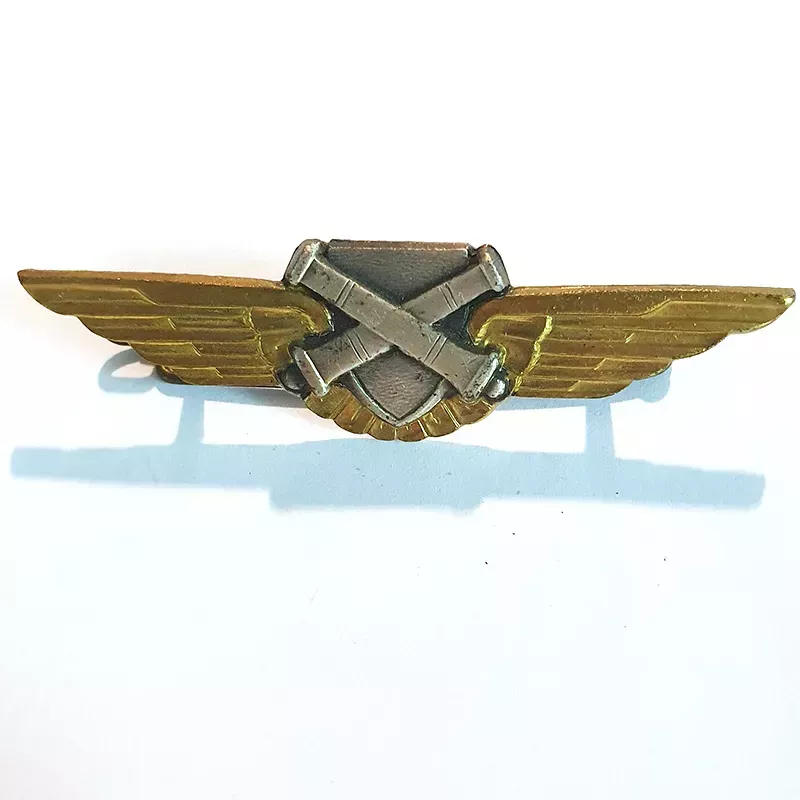 Brevet personnel non navigant de l'ALAT, formé d'un écu, de 2 cannons croisés et d'ailes.