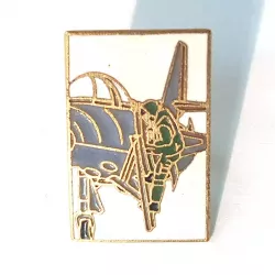 Pin's rectangulaire, orientation portrait, représentant un pilote d'avion (en vert) montant dans le cockpit d'un avion gris.